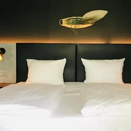 Scotty & Paul Hotel